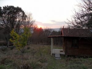 Anochecer sobre la cabaña