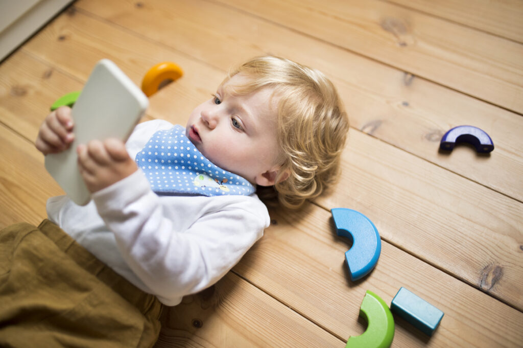 Niño usando un dispositivo móvil desde temprana edad